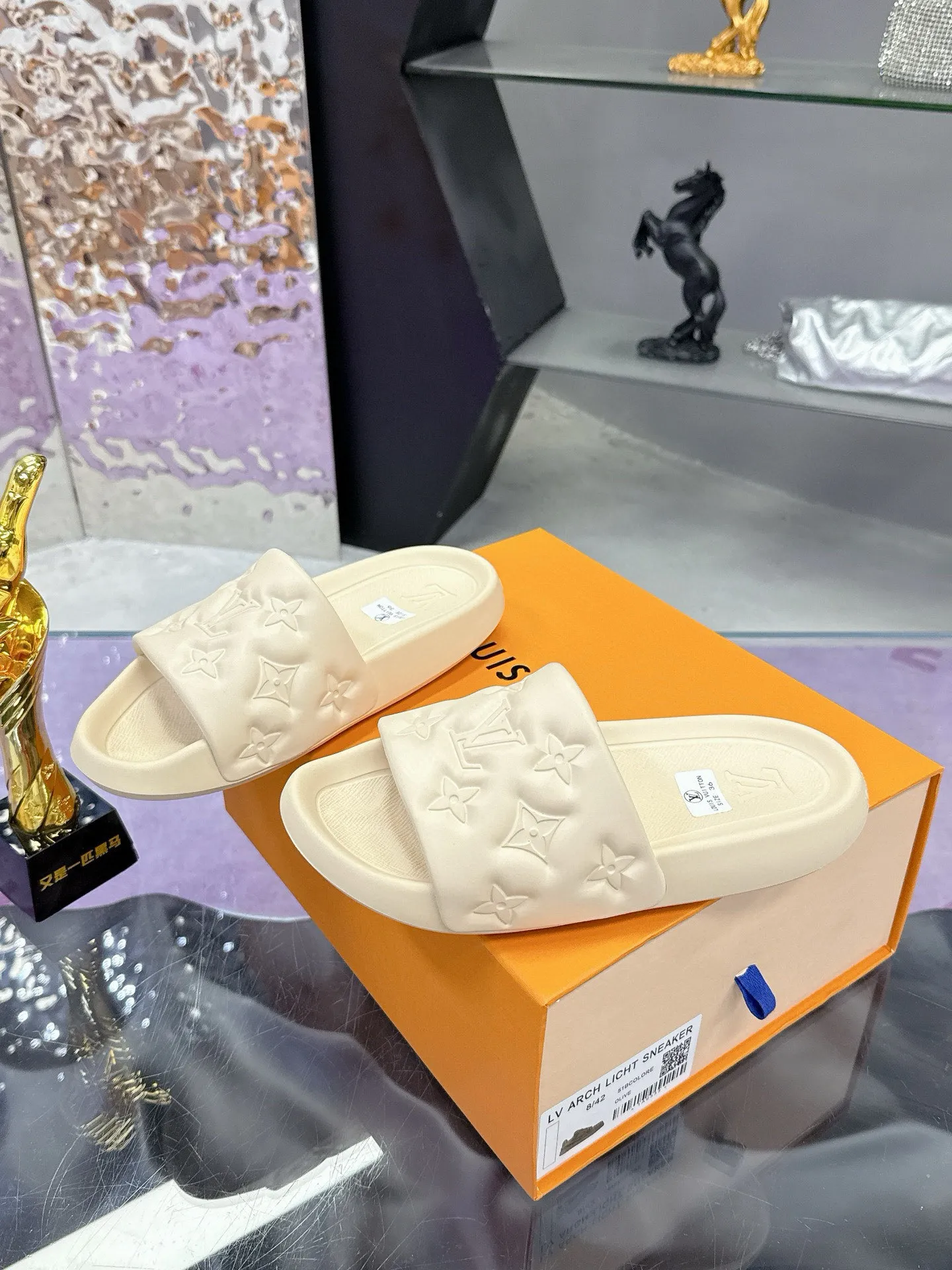 Factory price: 260💰【𝐋𝐕 Slippers】▪️Shoe size: Men's 38-45 ▪️Packaging: Counter top quality~original packaging 𝟐𝟎𝟐3 Louis Vuitton counter's new embossed slippers, L's monogram embossed slippers, Waterfront sandals are back, the upper buckle is embossed with LV's iconic Monogram pattern. Made of waterproof rubber with a comfortable and resilient insole. The lightweight, flexible outsole is embossed with the Louis Vuitton logo. ▪️Fabric: Original molded rubber foam surface ▪️Technology: embossed logo ▪️Sole: Original molded rubber foam outsole ▪️Sole thickness: 3CM.